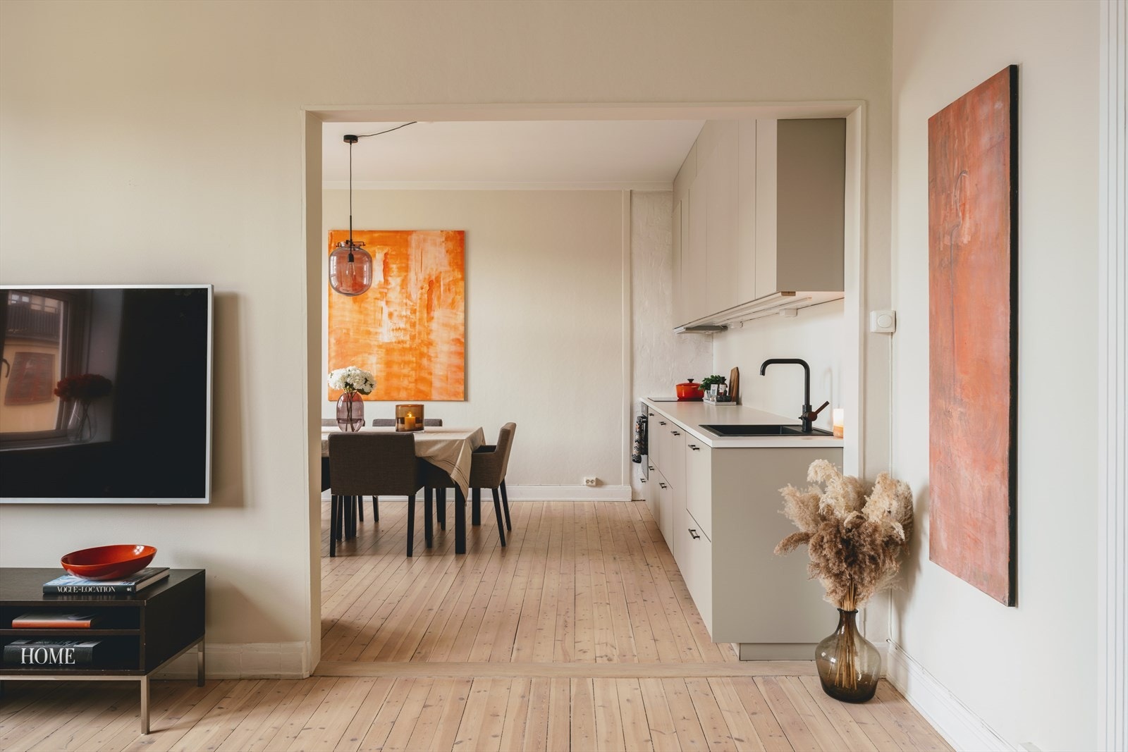 Alle overflater er nymalte i en delikat fargetone, som skaper en lys og harmonisk atmosfære og gjør det enkelt å innrede etter eget ønske. Galleribilde