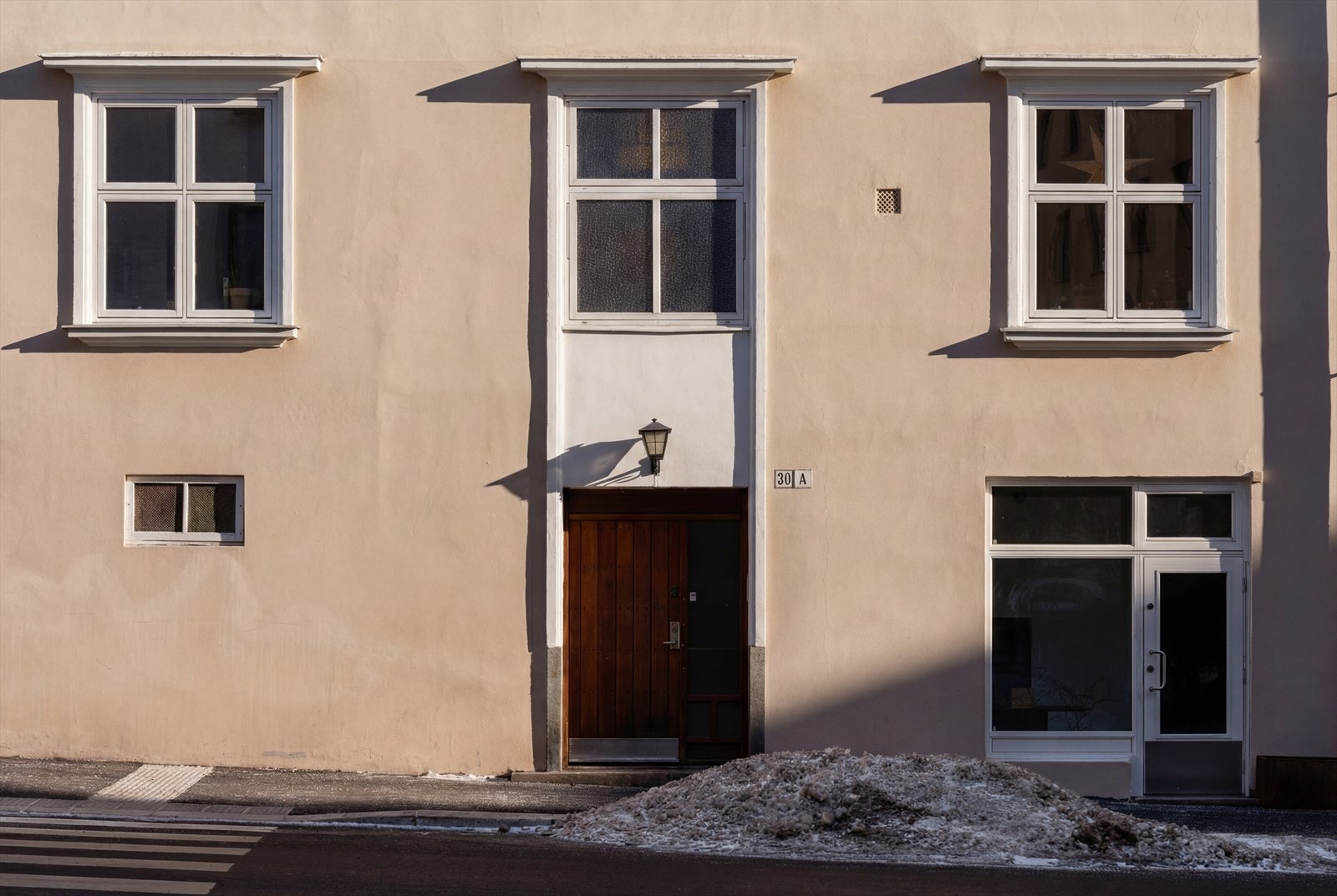 Her bor du supersentralt, men likevel tilbaketrukket til i usjenerte omgivelser midt på St. Hanshaugen like ved Alexander Kiellands plass. (Solen er illustrert, avvik kan forekomme) Galleribilde