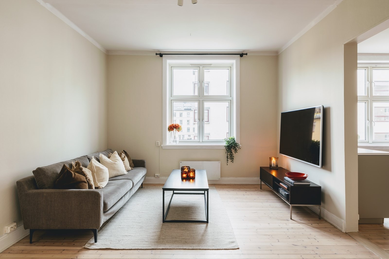 Den lyse og hyggelige stuen har store vindusflater som slipper inn rikelig med dagslys. Galleribilde