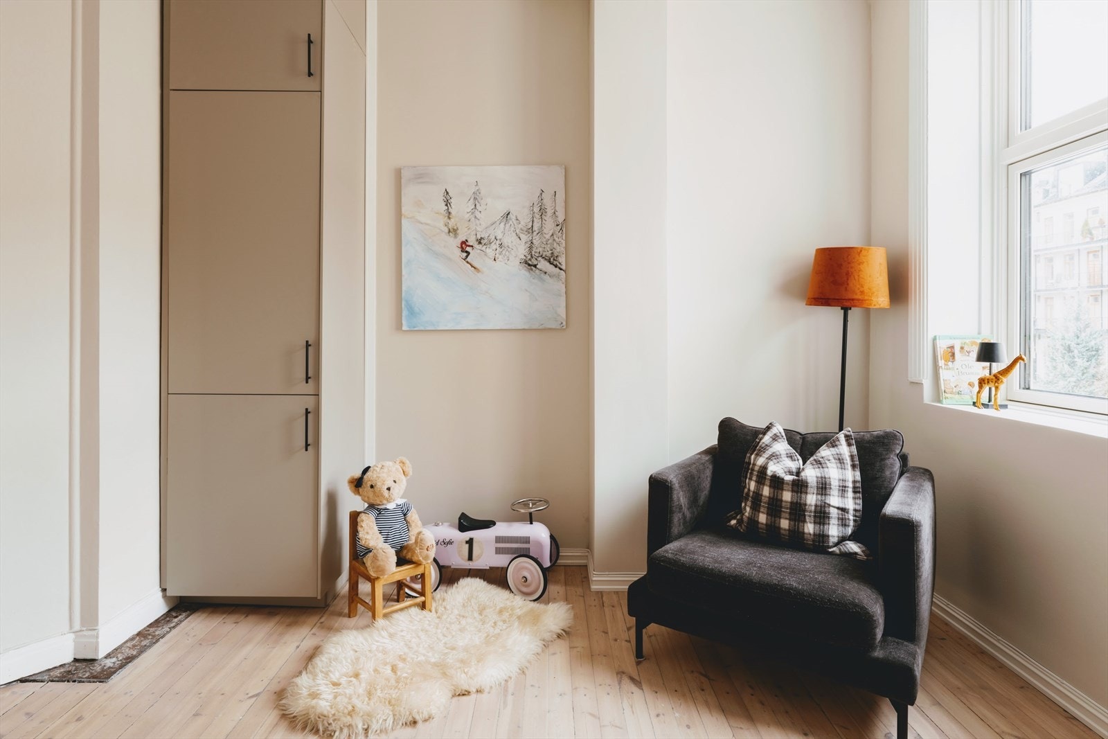 Myke fargetoner på veggene skaper en behagelig og avslappende atmosfære. Galleribilde