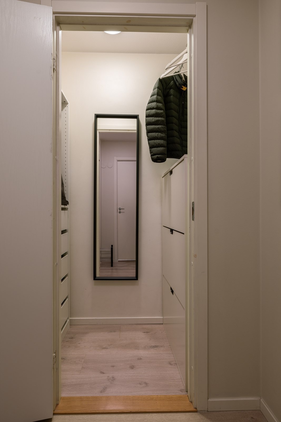 Direkte fra entréen så har man tilgang til en meget praktisk innvendig bod/garderobe. Her er det god plass for oppbevaring. Galleribilde