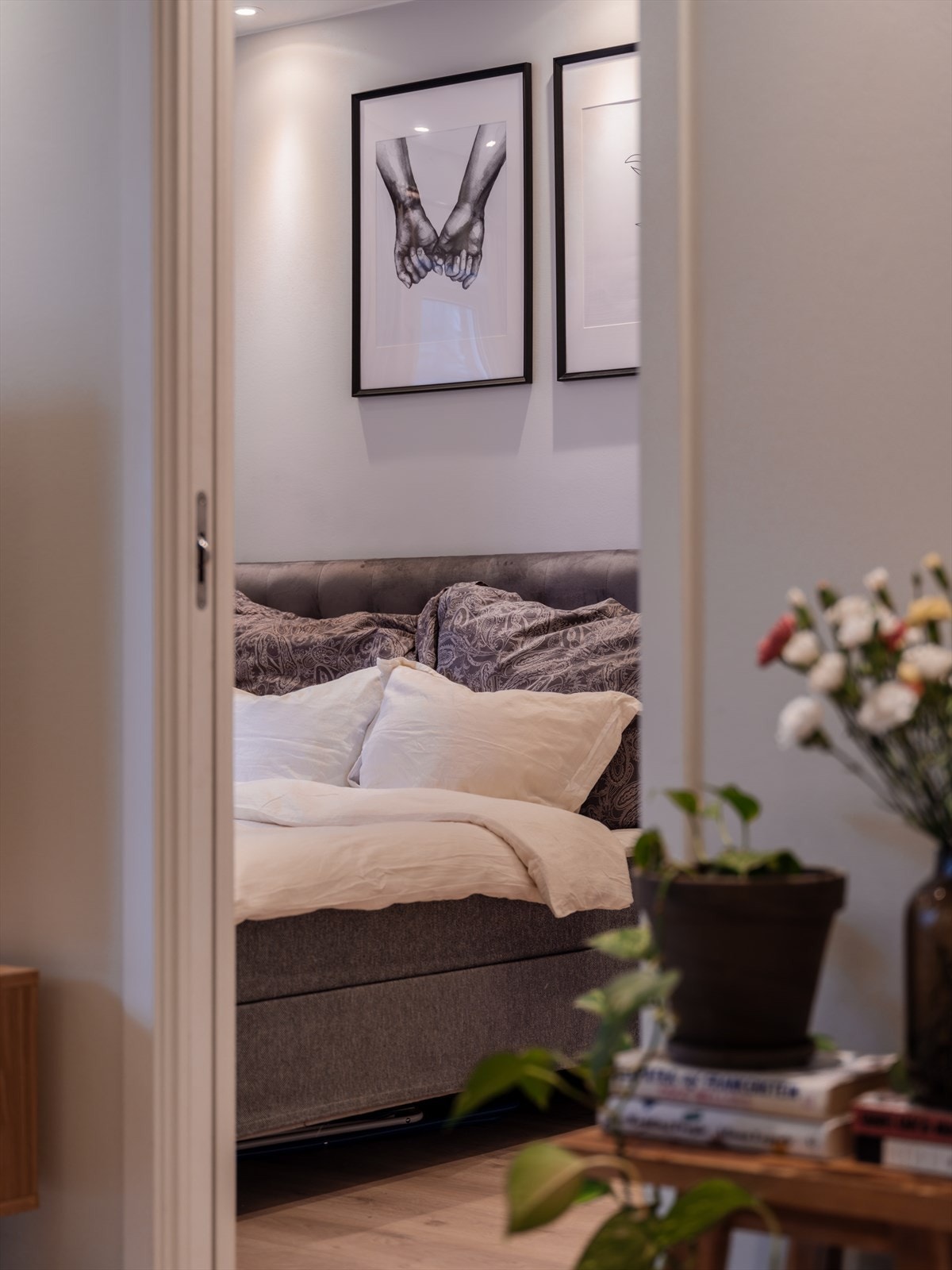 Videre inn til soverommet. Det er skyvedør mellom soverommet og stuen. Galleribilde