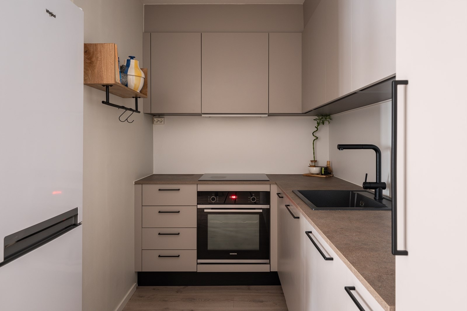 Det ble valgt en god hvitevarepakke fra Simens da det nye kjøkkenet ble satt inn. Ovn, induksjonsplatetopp og oppvaskmaskinen er fra Simens. Kjøleskapet er frittstående i egen nisje så det oppleves som innebygget. Kjøleskapet medfølger. Galleribilde