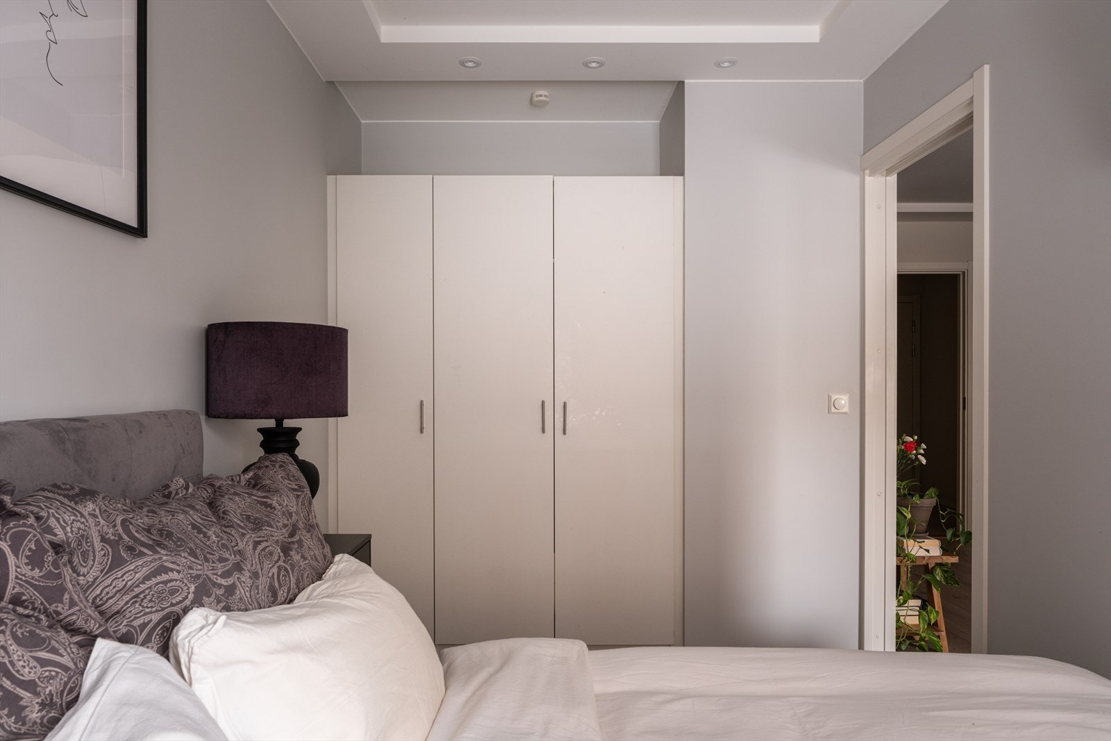 Fin nisje hvor det er bygget inn en god garderobeløsning. Her er det også plass for ytterligere oppbevaring på toppen av skapet. Galleribilde