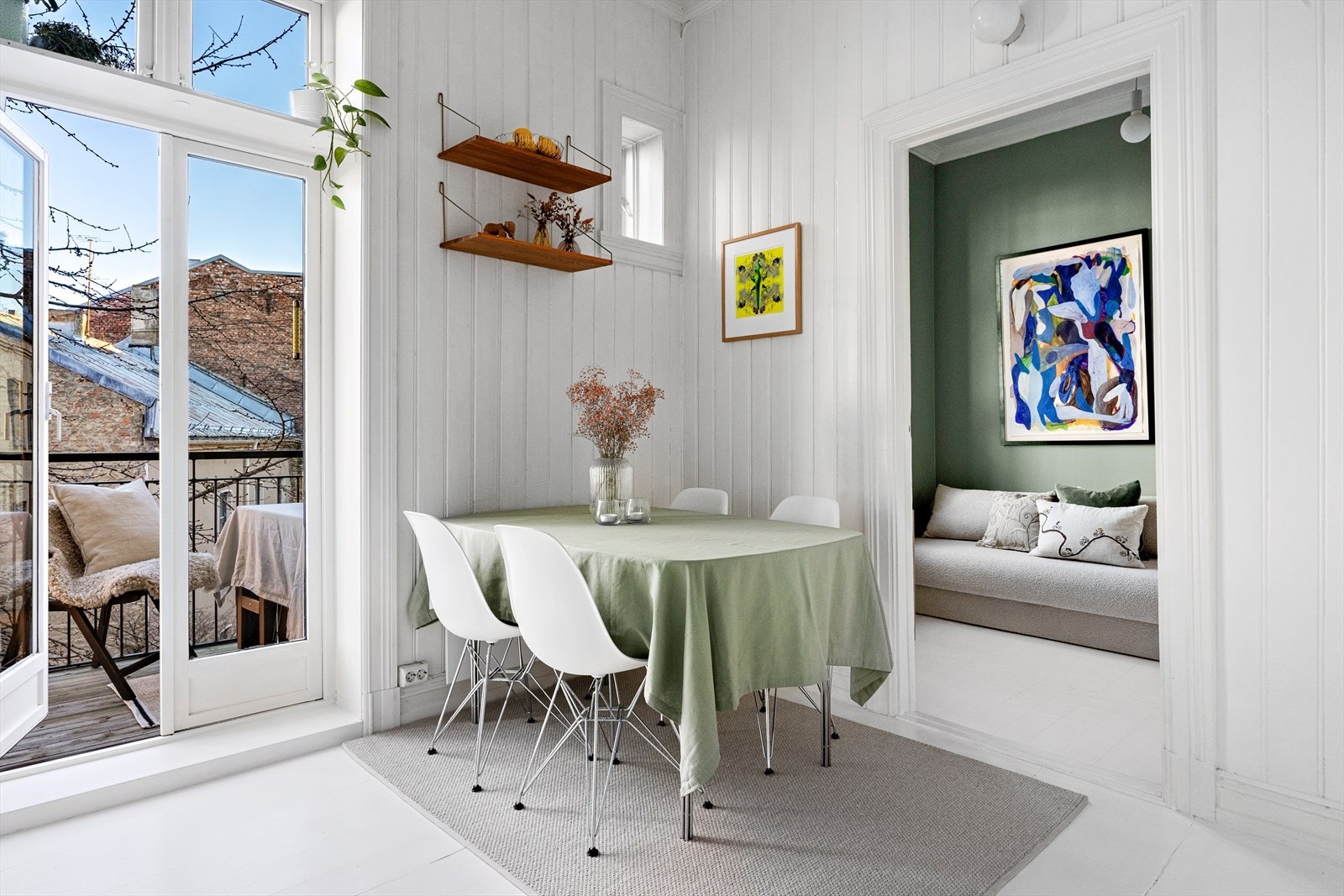 Kjøkken med god plass til spisebord - hyggelig ramme for måltider og besøk. Galleribilde