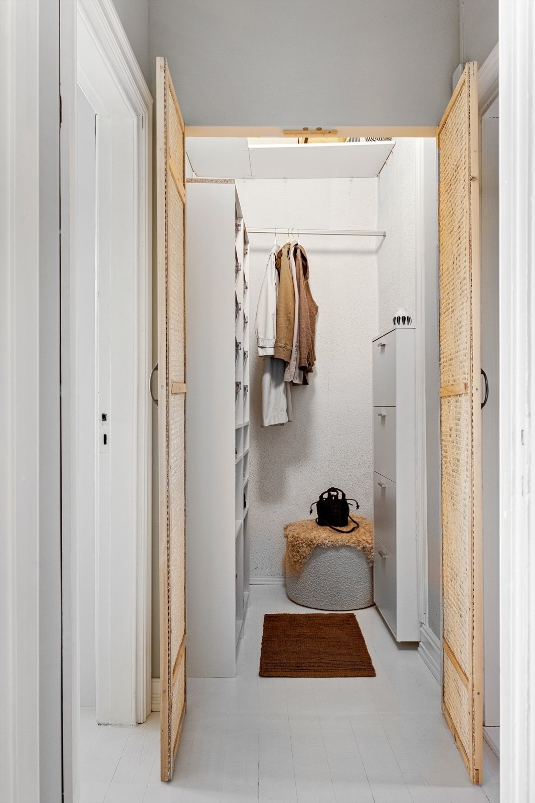 Smart og praktisk innvendig bod med rikelig plass for oppbevaring Galleribilde