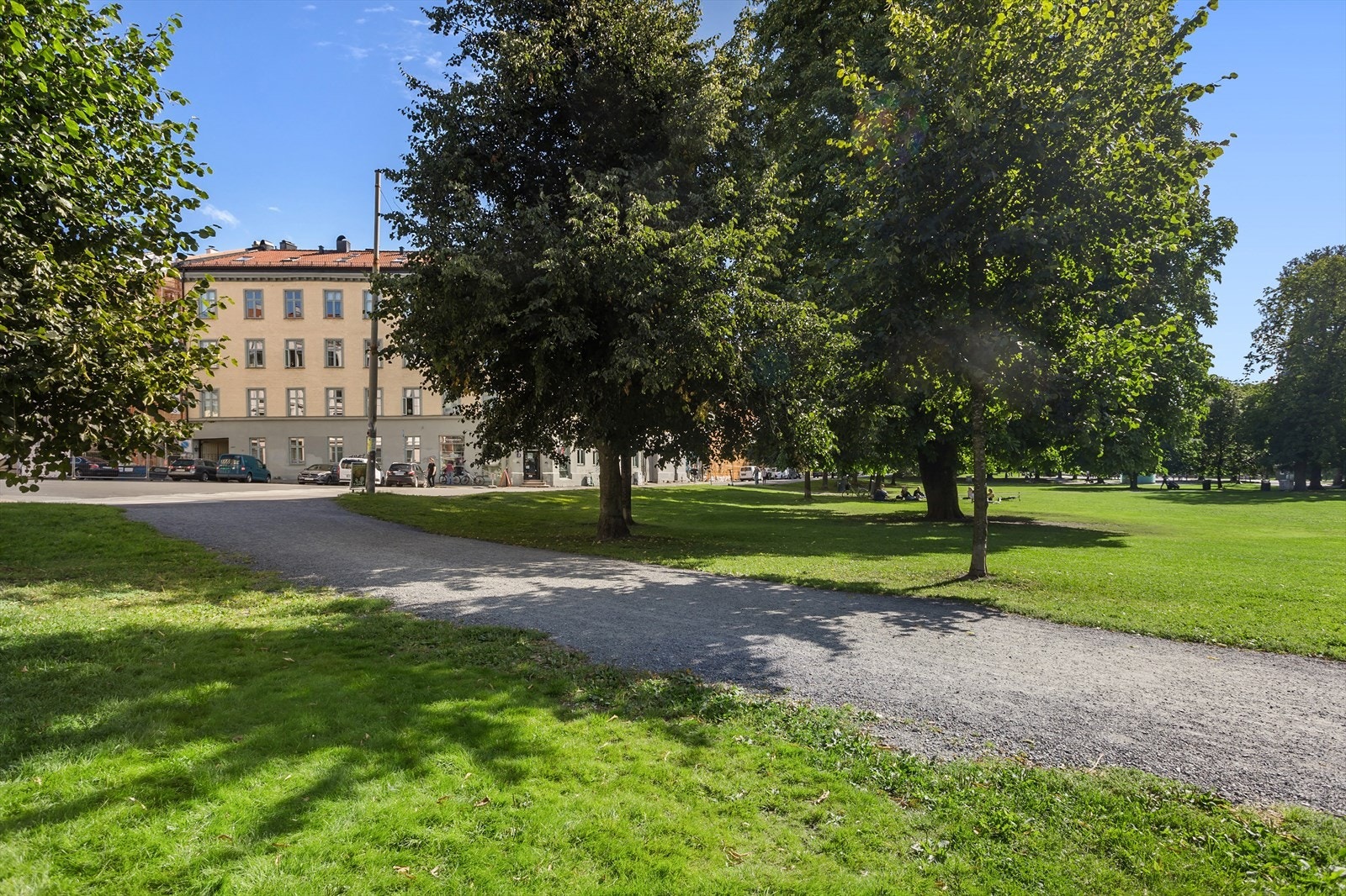 Grønt og åpent parkområde like i nærheten - fine turveier, plenarealer og trivelige omgivelser for rekreasjon. Galleribilde