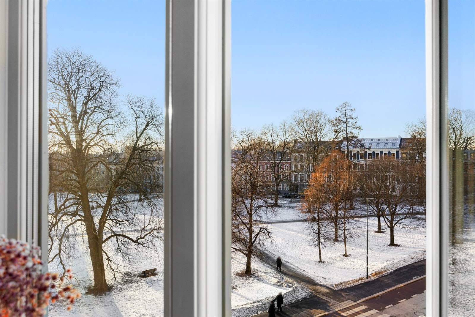 Helgesens gate ble oppgradert i 2025 med nye grøntarealer og omlegging til enveiskjørt gate. Galleribilde