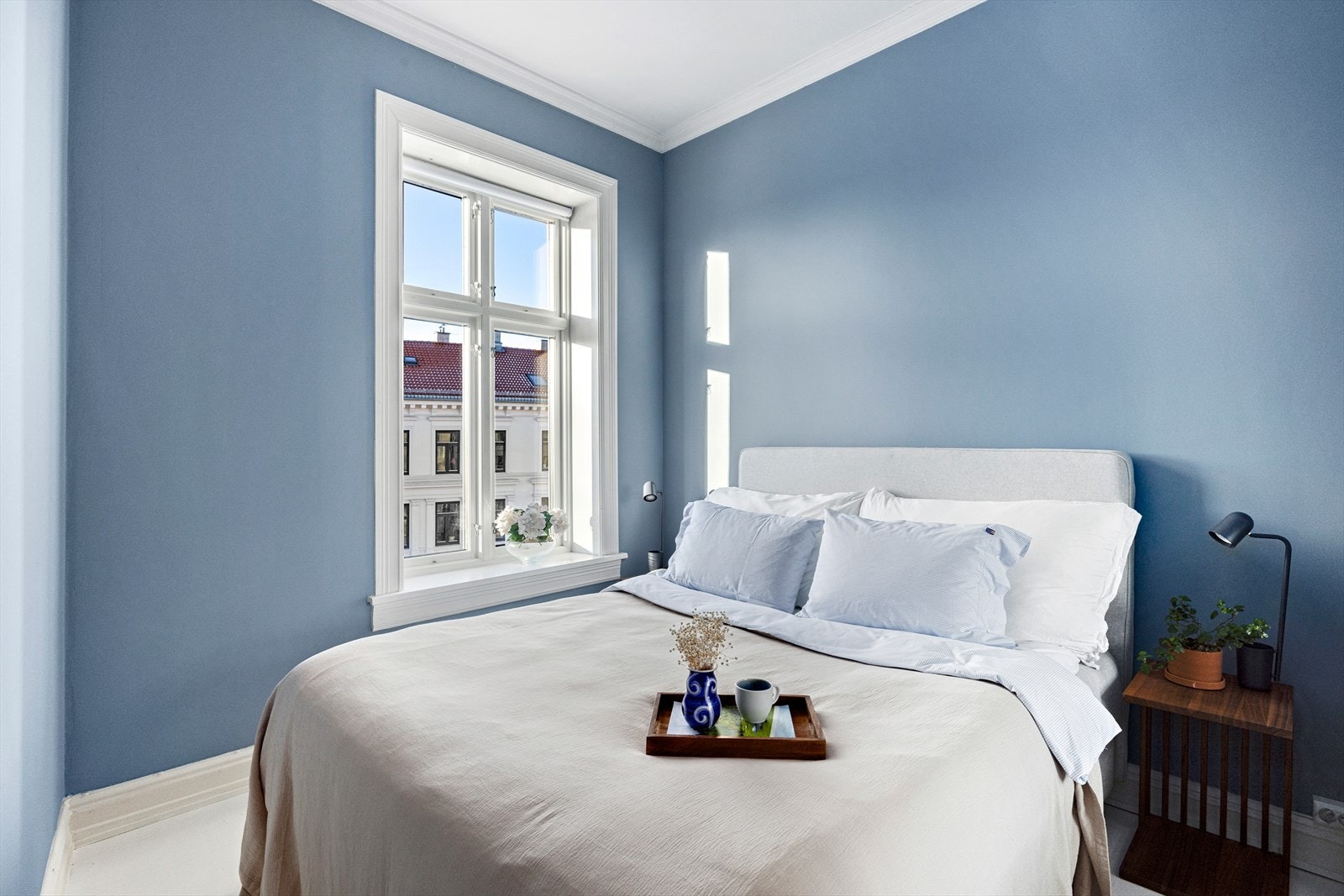 Lunt og rolig soverom - god plass til dobbeltseng og nattbord. Galleribilde