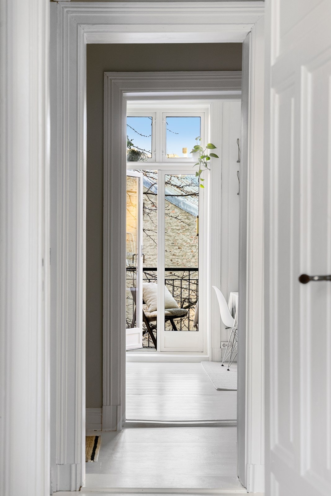 Gang med god gjennomgang og fine linjer videre inn mot boligens rom. Galleribilde