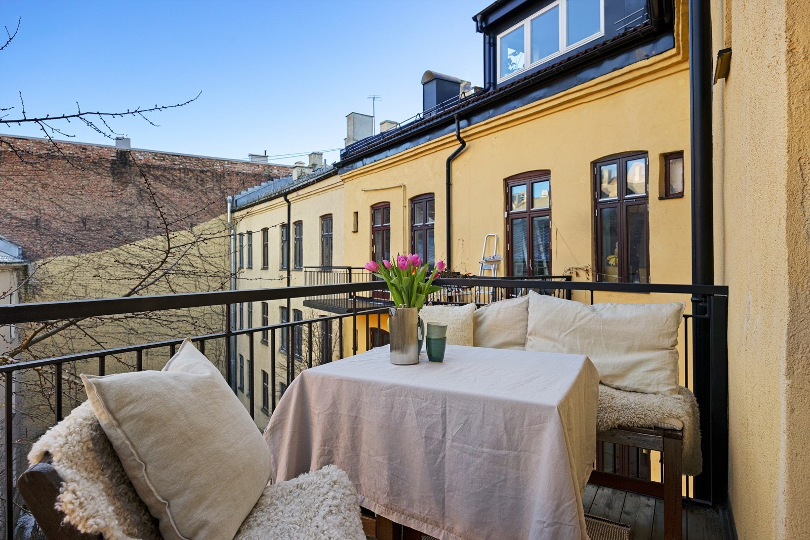 Balkong med god plass til egen sittegruppe og grill - perfekt for en pause ute i roligere omgivelser Galleribilde