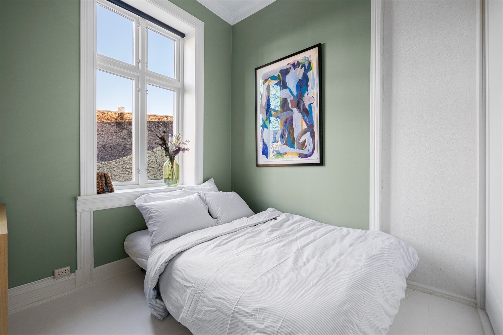 Soverom med rolig uttrykk og plass til seng, oppbevaring og personlig innredning. Galleribilde