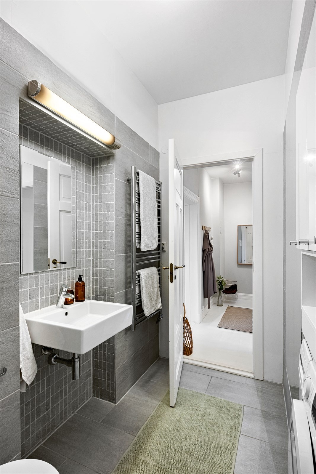 Badet har servantseksjon og speil, med gode flater til oppbevaring av toalettsaker. Galleribilde