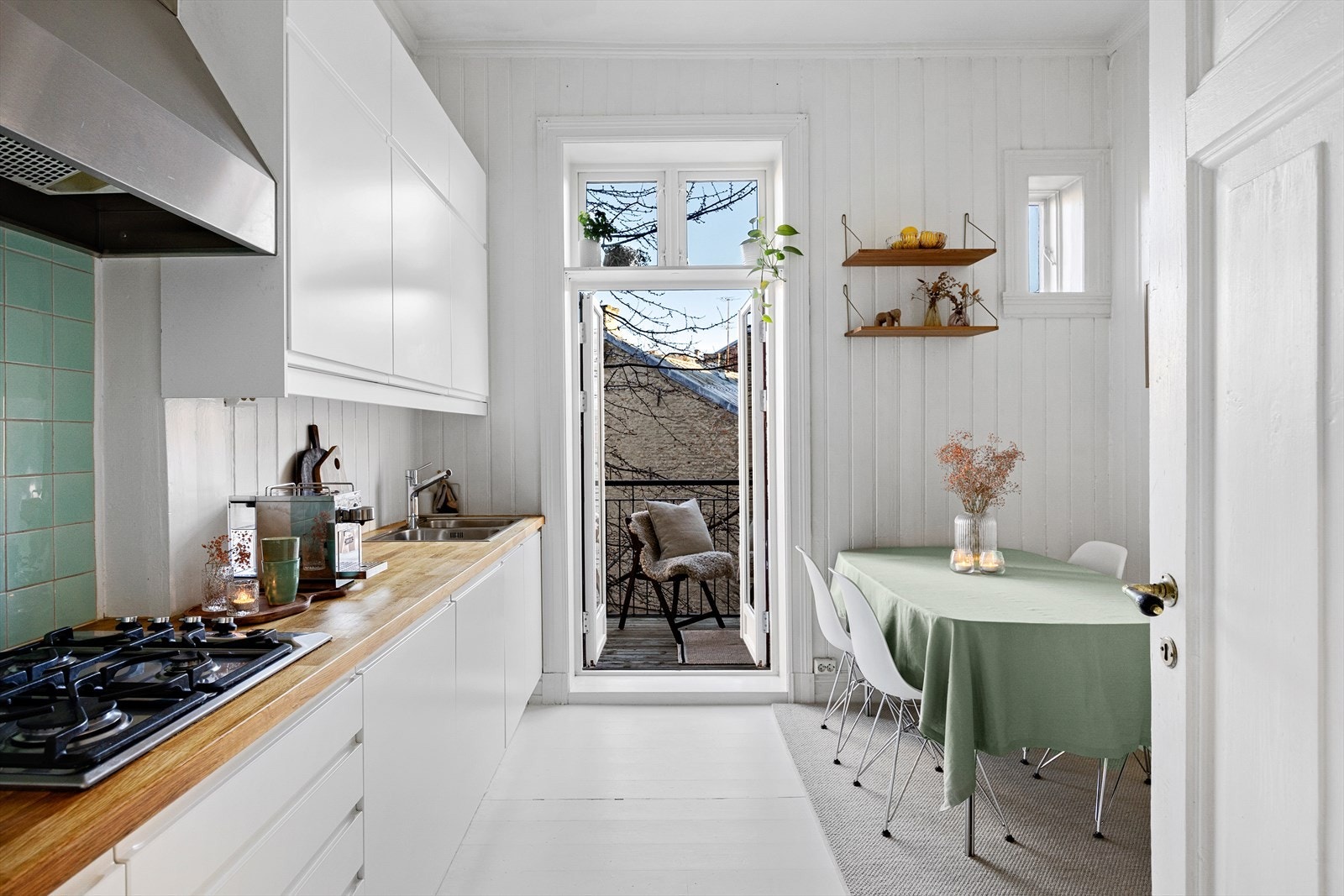 Kjøkken med utgang/løsning mot ute - praktisk for servering og lufting i hverdagen. Galleribilde