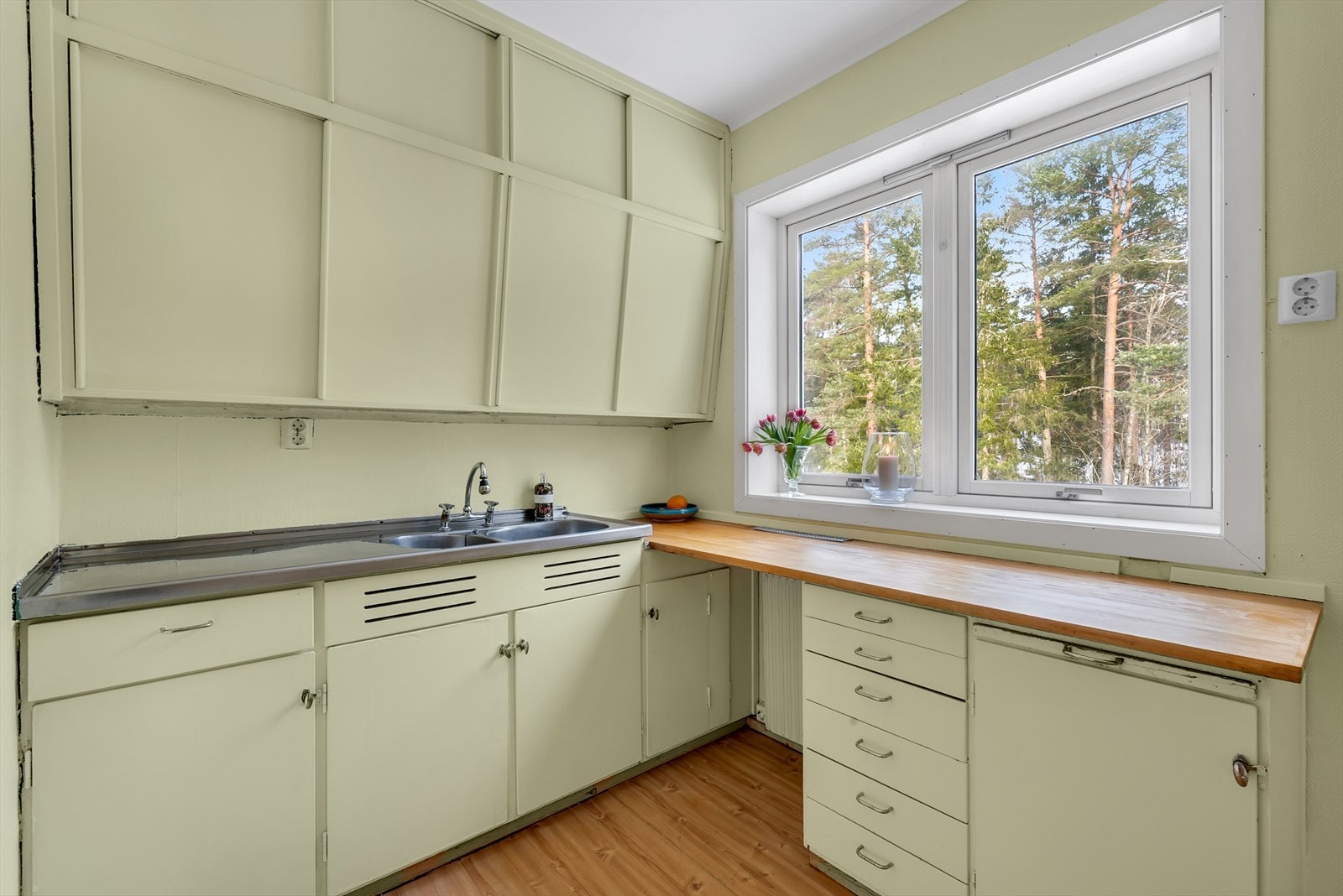 Kjøkken med original innredning, heltre benkeplate og dobbel oppvaskkum. Galleribilde