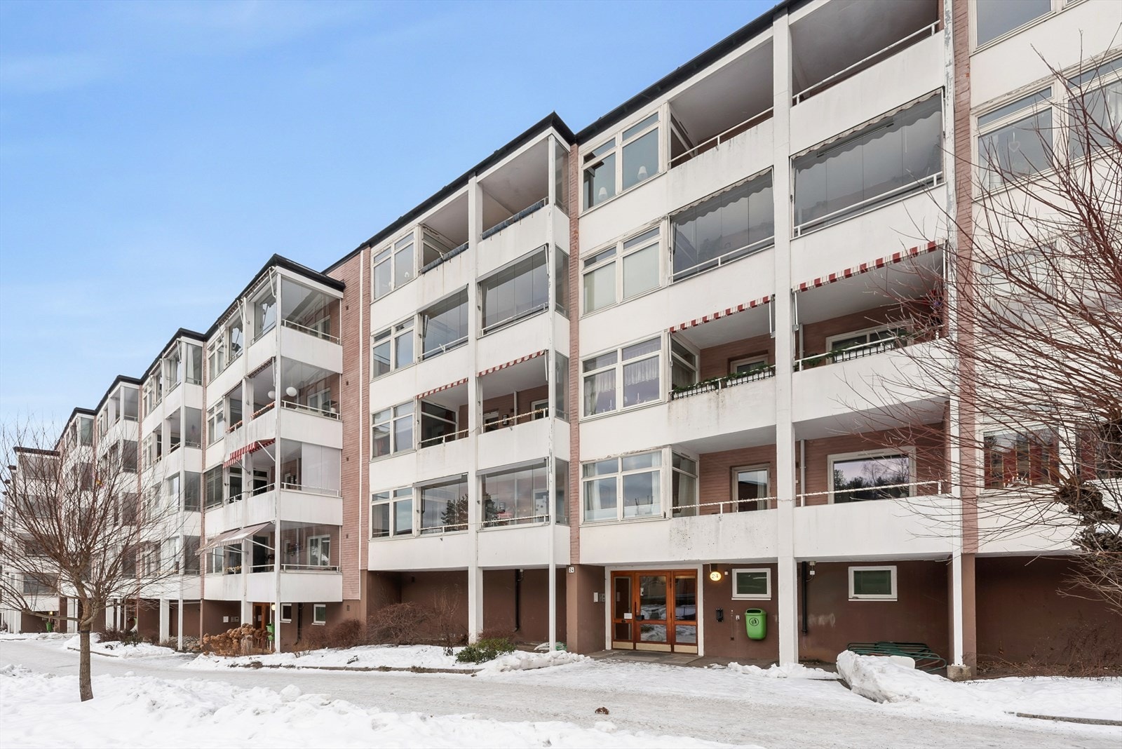 Leiligheten ligger i lavblokkens 4. etasje som er toppetasjen. Galleribilde