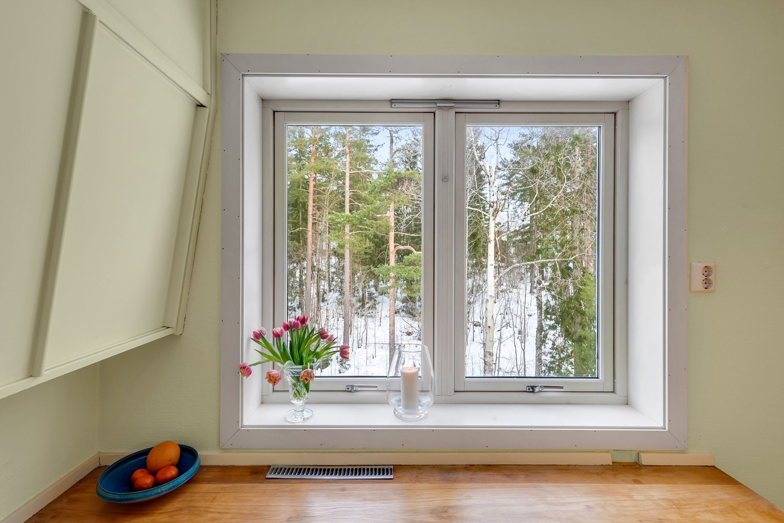 Utsyn fra kjøkkenvinduet som gir en fantastisk nærhet til fugler og trær like utenfor. Galleribilde