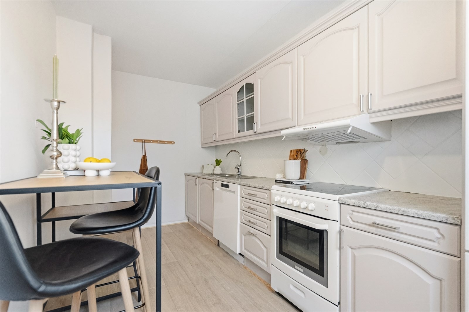 Mulighet for praktisk spiseplass på kjøkkenet. Galleribilde