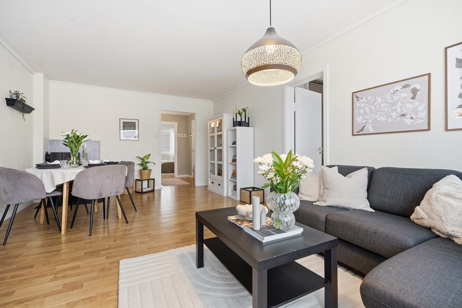 Leiligheten har gulv av laminat. Galleribilde