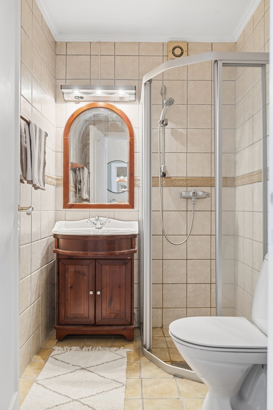 Badet er flislagt og har varmekabler i gulv. Galleribilde