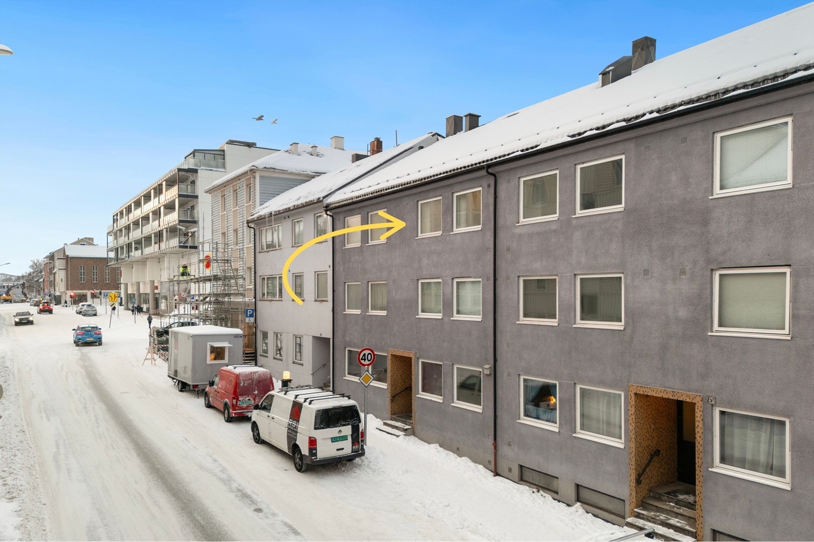 Eiendom beliggende i bydelen Frydenlund. Umiddelbar nærhet til dagligvarebutikk, legekontor, apotek og andre sentrums fasiliteter. Kort avstand til barneskole/videregående skole og idrettshall. Galleribilde