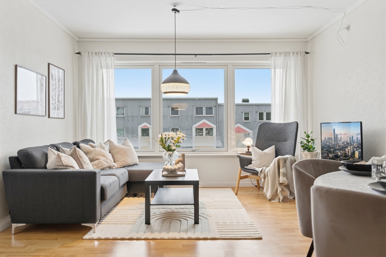 Velkommen til Frydenlundgata 25A! Stuen er lys og fin og har store vindusflater som gir rikelig med lysinnslipp. Foto: Hanna Kristensen Galleribilde