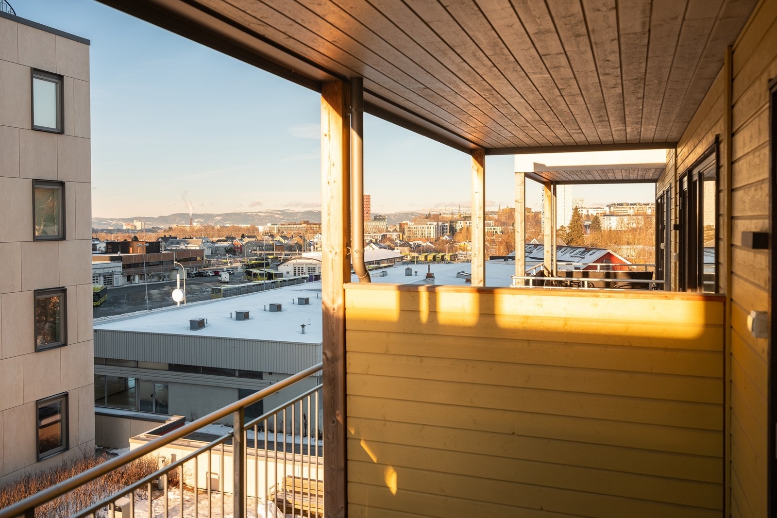 Vi vender mot vest og får mye dagslys inn i leiligheten. Galleribilde