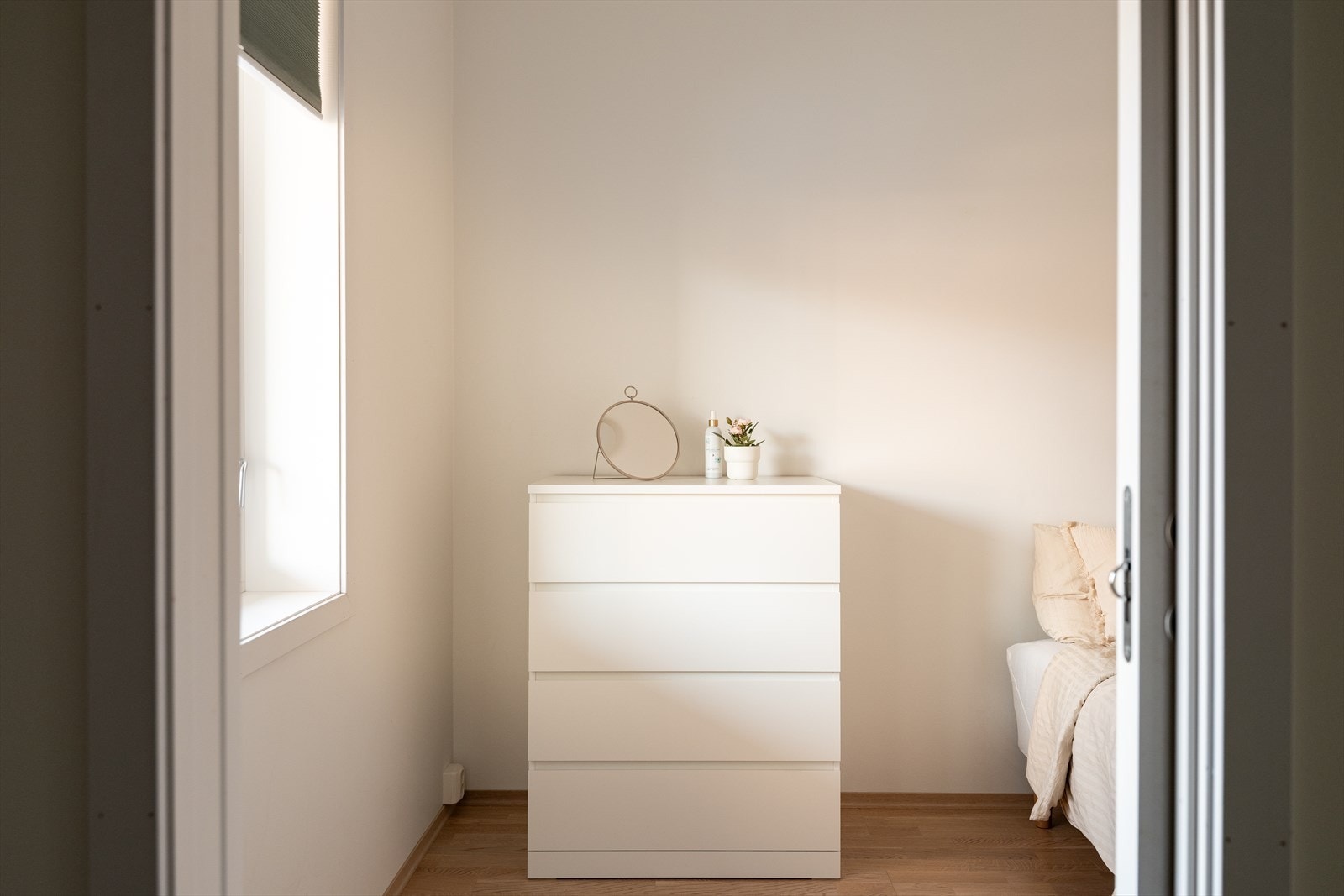 Fra entréen finner vi soverommet til venstre. Galleribilde