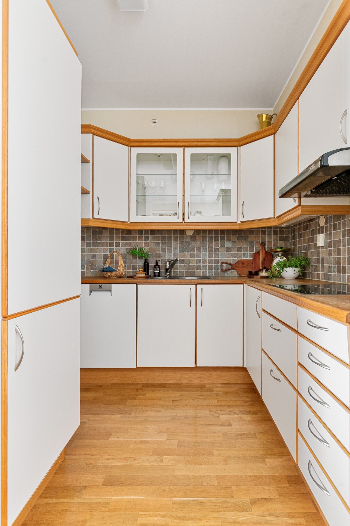 Integrert stekeovn, platetopp og oppvaskmaskin gir deg et komplett kjøkken klar til bruk. Galleribilde