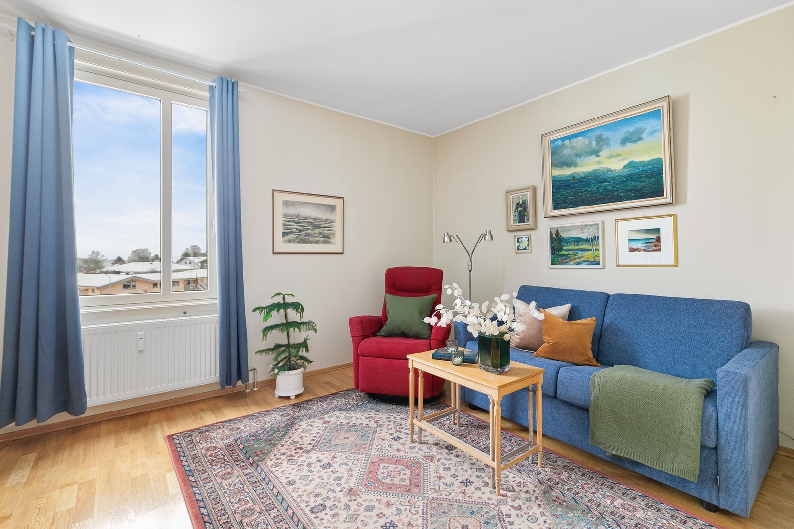 Leilighetens andre soverom blir benyttet som TV-stue i dag. Her er mulighetene mange. Galleribilde