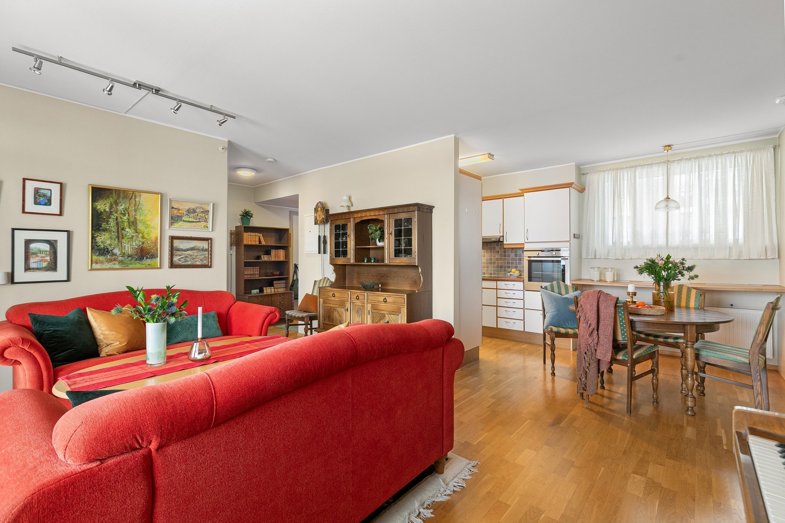 Videre kommer man til den åpne stue- og kjøkkenløsningen. Galleribilde