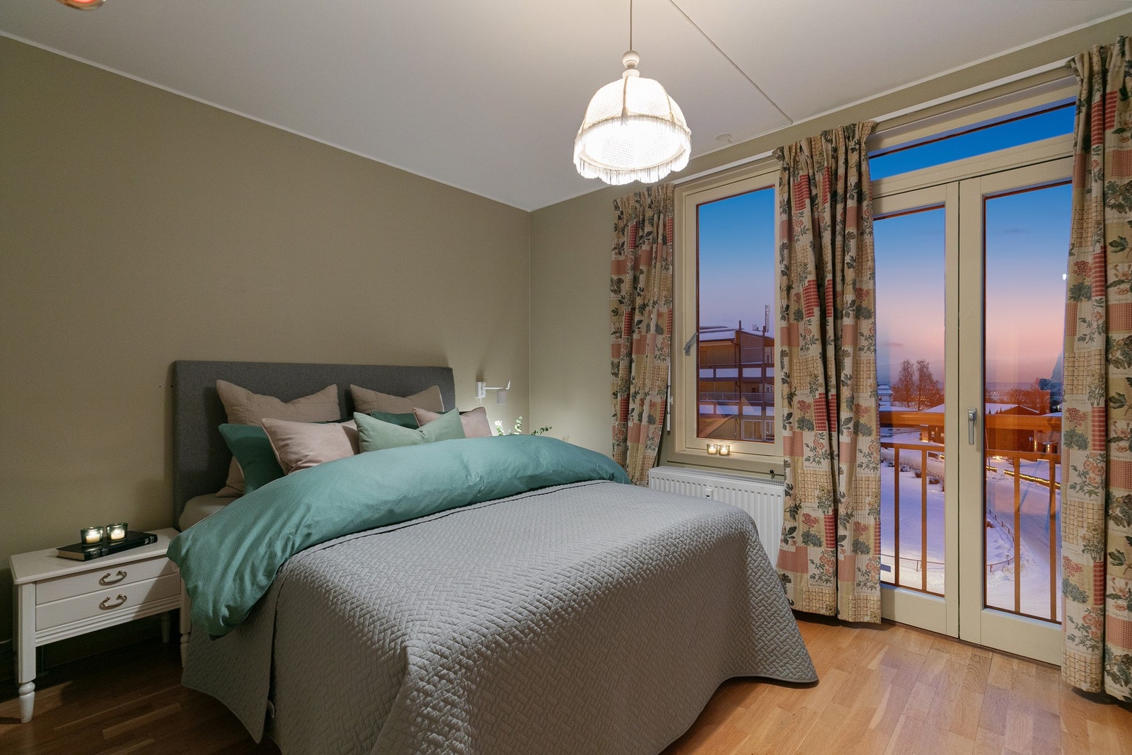 Leiligheten har 3 soverom. Dette fungerer som dagens hovedsoverom. Fransk balkong. Galleribilde