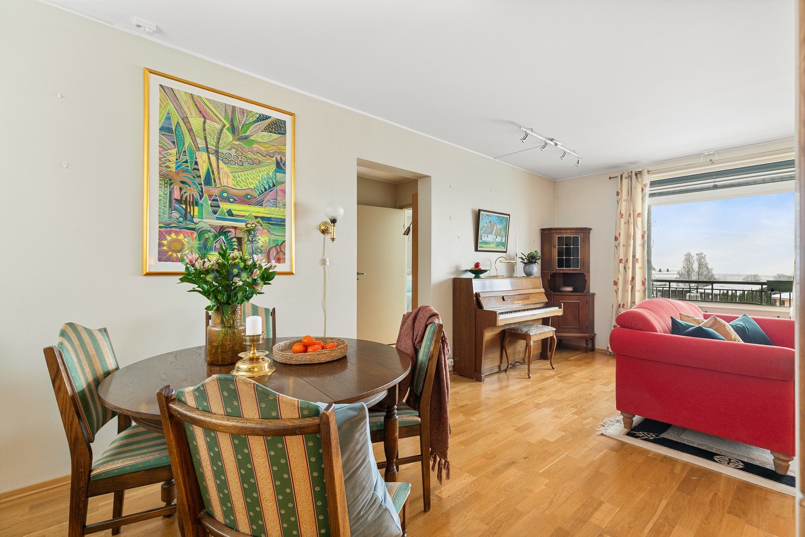 Stuen har fin plass til en sofagruppe, og spisestuen får en naturlig plass mot kjøkkenet. Galleribilde