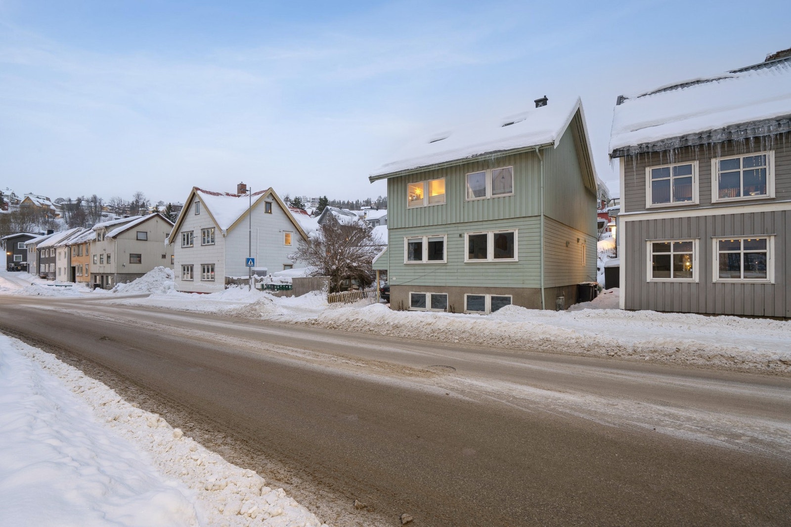 Gode bussforbindelser rett over gata, til både sør og nord på øya, samt fastlandet. Galleribilde