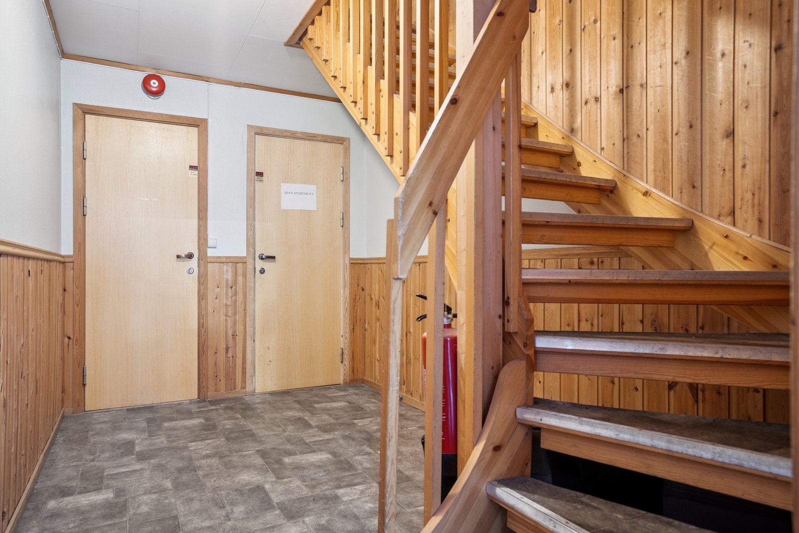 Felles gang. Leiligheten er inn døra til venstre. Galleribilde