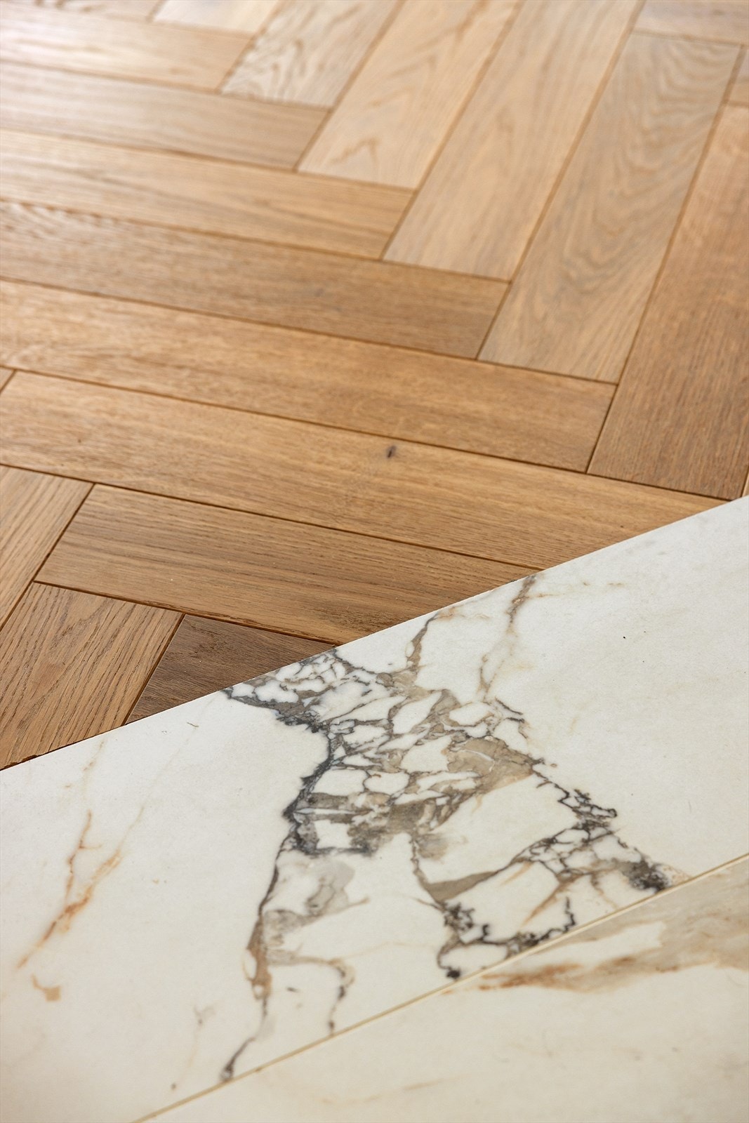 Gulv i leiligheten er belagt med nydelig fiskebensparkett fra Flotte Gulv i stue og kjøkken og lekre fliser i entré. Det er også varme i gulvet i stue, kjøkken og entré. Galleribilde