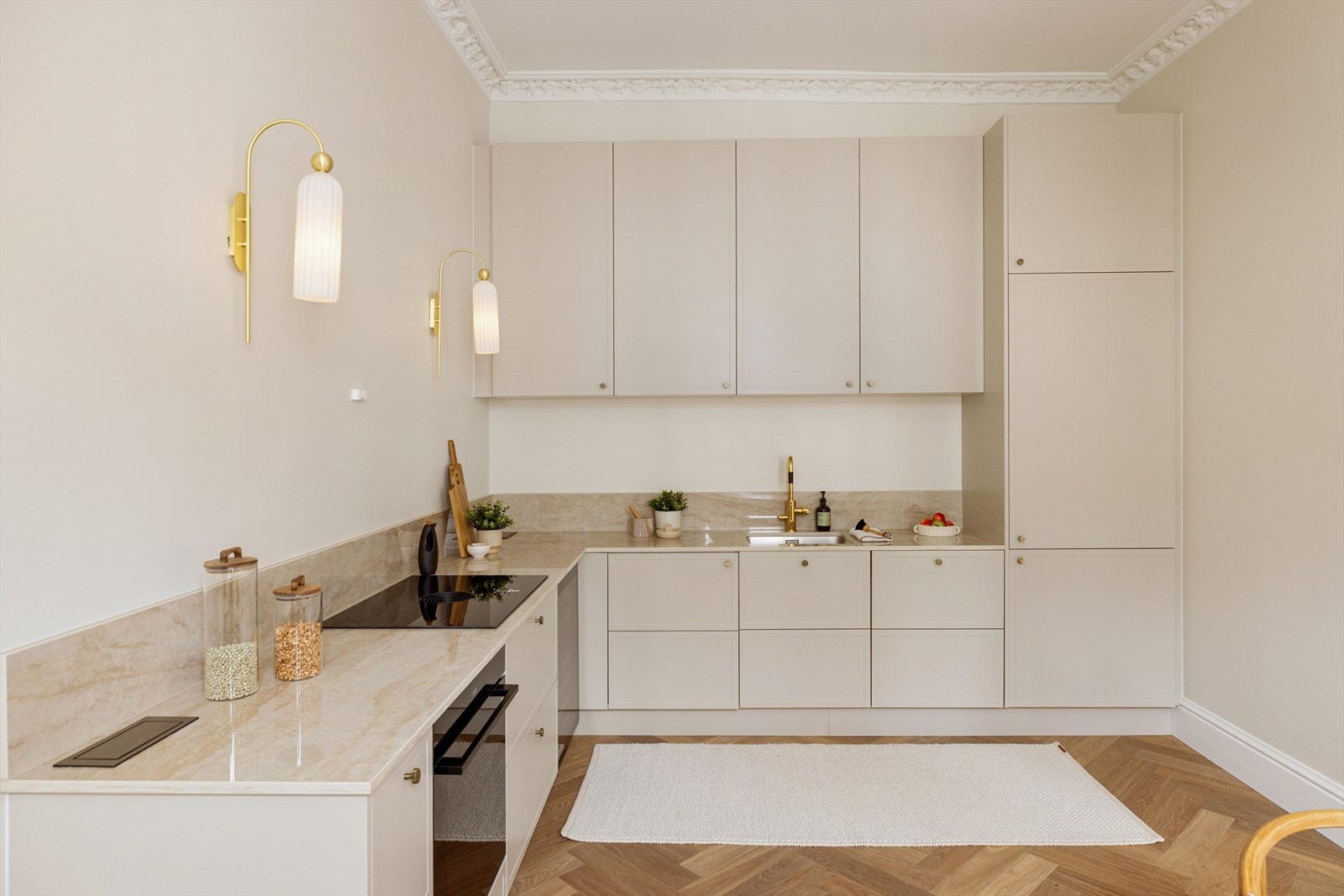 Moderne innredning med glatte fronter og lekker benkeplate av stein. Galleribilde