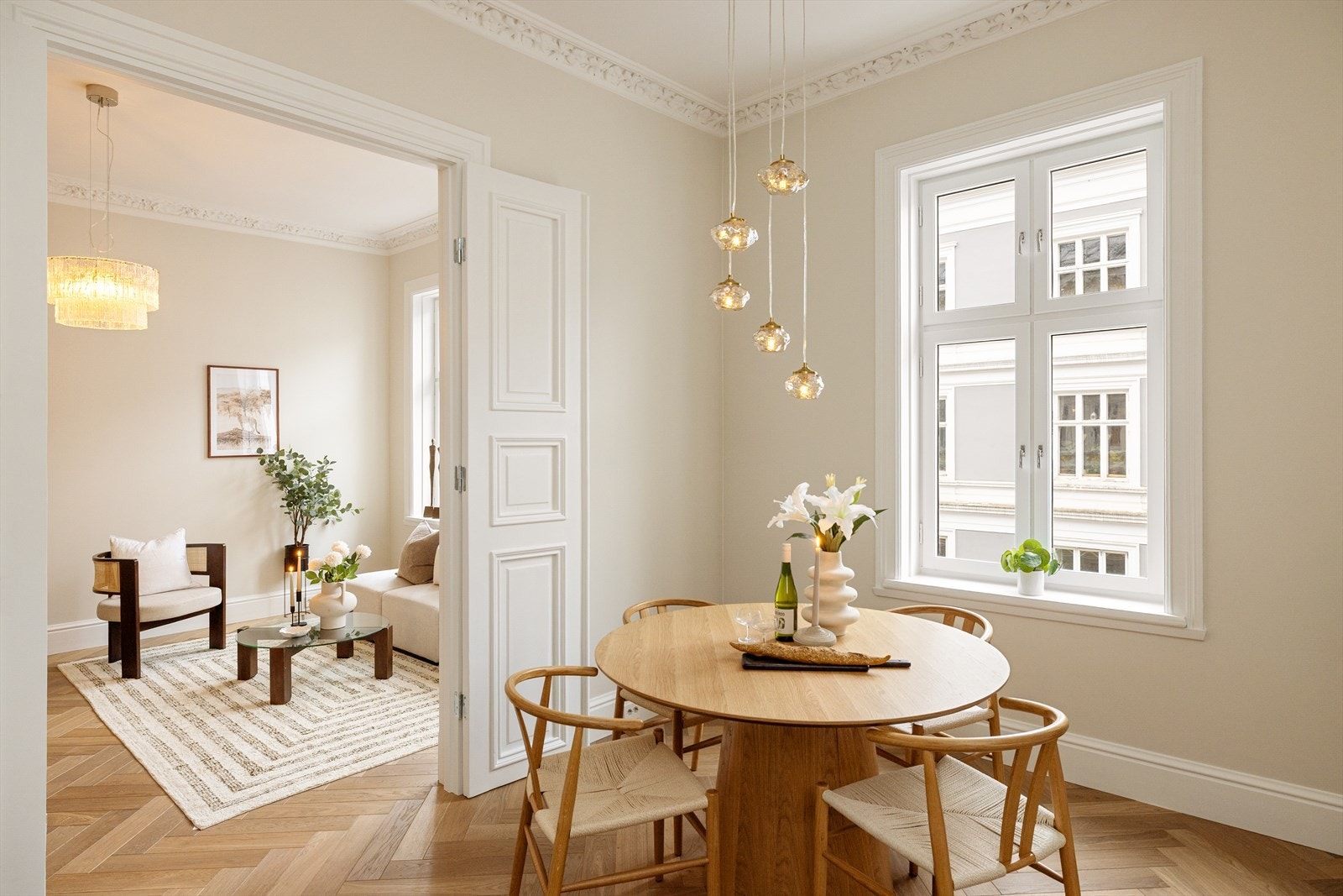 God plass til spisebord på kjøkkenet. Galleribilde