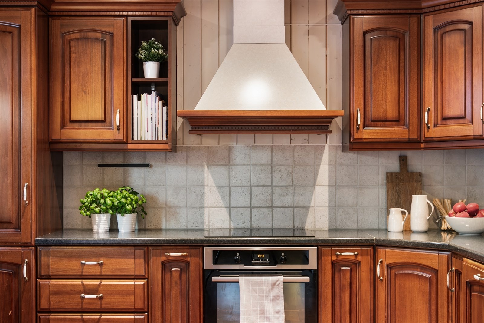 Integrerte hvitevarer på kjøkken følger boligen ved handelen. Galleribilde