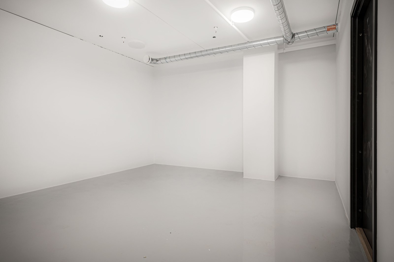 Det følger en innendørs skibod i kjeller og eget skap i skistallen. Galleribilde