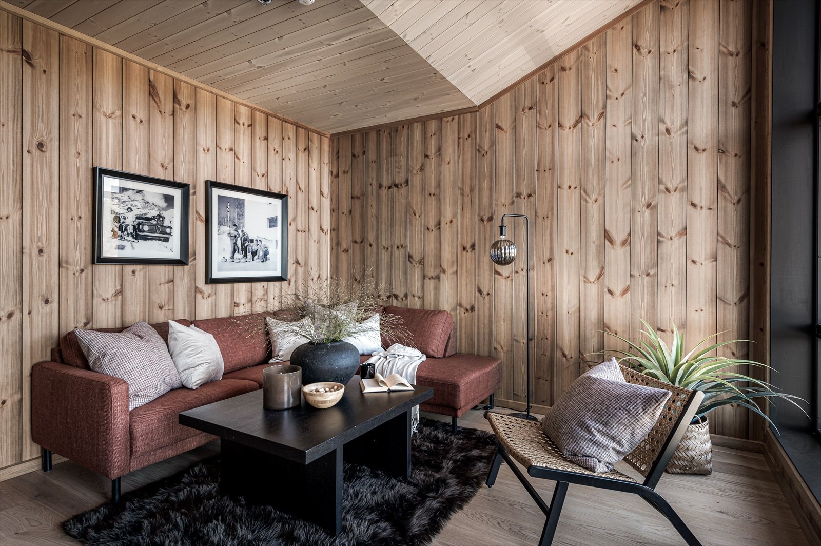 Her er det god plass til en hyggelig sofagruppe og ønsket medie-/oppbevaringsmøblement. Galleribilde