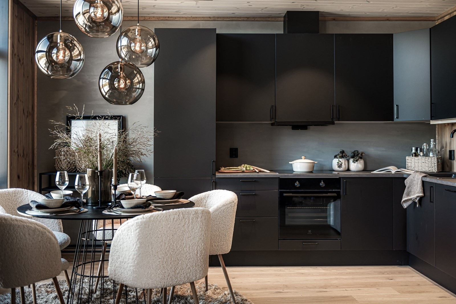 Med stue og kjøkken i ett blir det både gøy og sosialt å kokkelere til det inviterte selskapet. Galleribilde