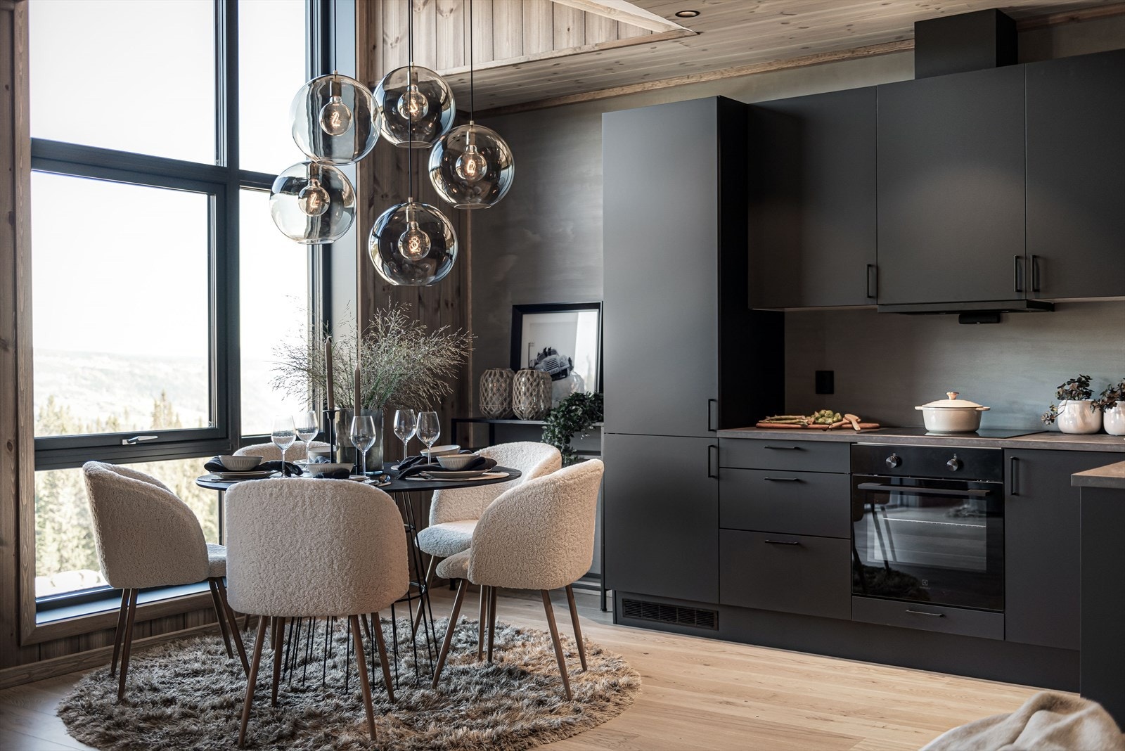 Designa kjøkkeninnredning med laminert skrog, laminat benkeplate, kjøkkenkum og belysning over benkeplate. Galleribilde