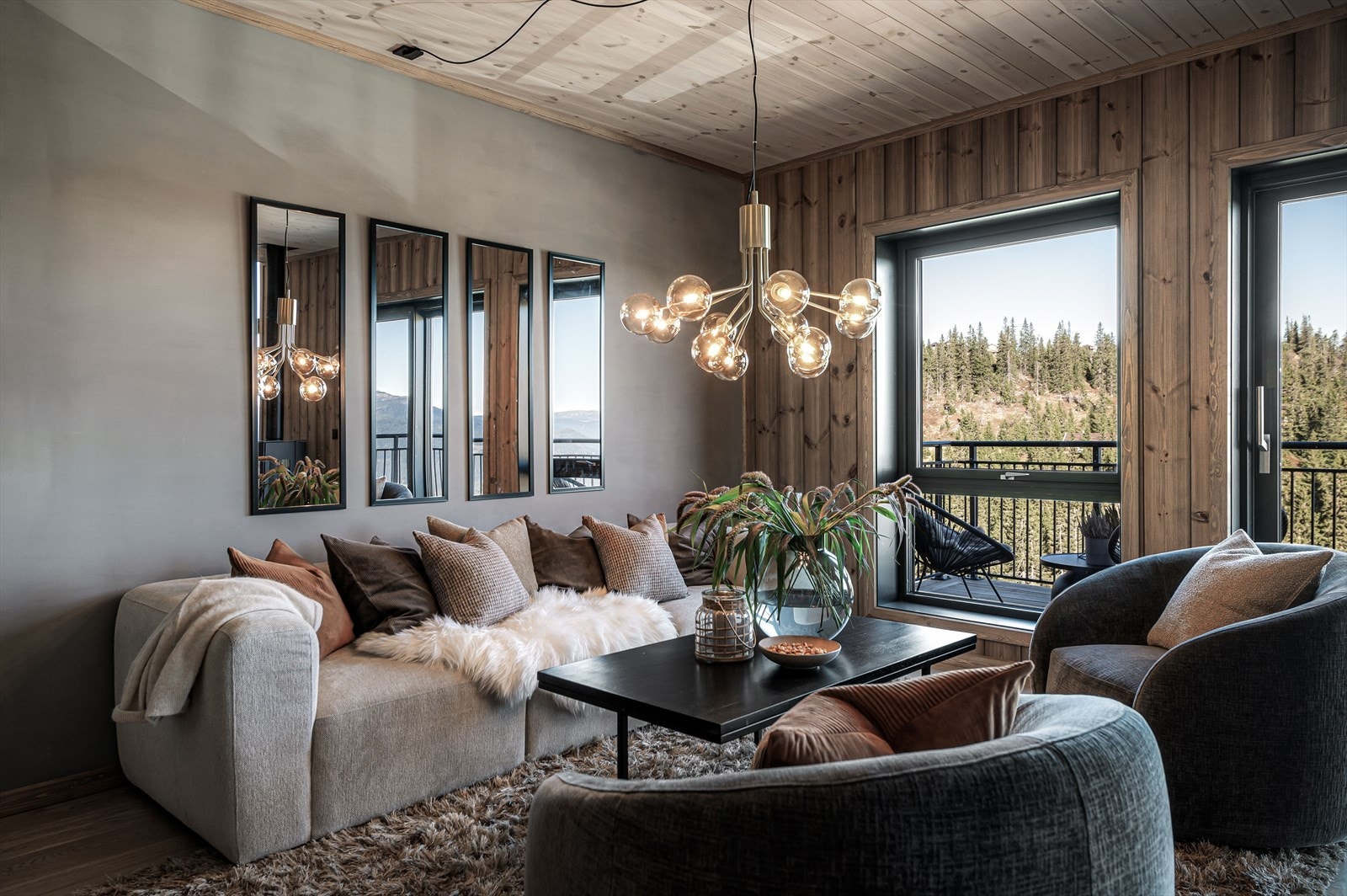 Stuen har god plass til en hyggelig sofagruppe og oppbevaringsmøblement. Galleribilde