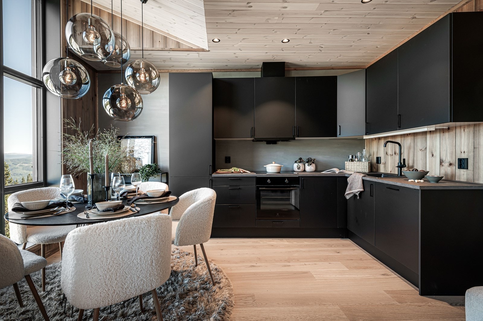 I himlingen er det montert eksklusive downlights og det er sorte detaljer på stikk og brytere. Galleribilde