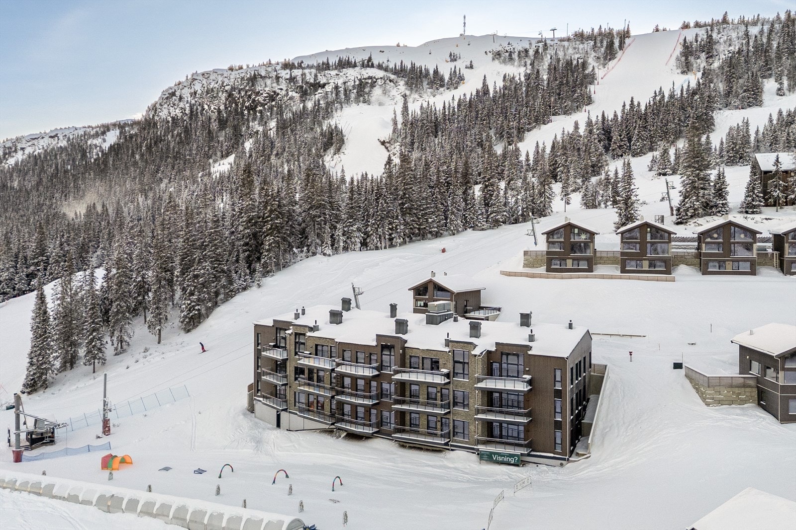 Bygget består av totalt 14 leiligheter, samt garasjeanlegg og boder i felles kjeller. Galleribilde