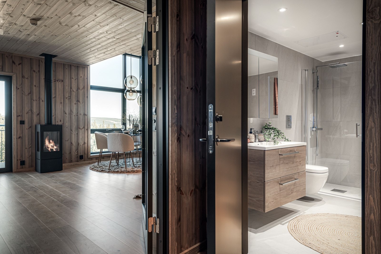 Leiligheten har to delikate baderom. Galleribilde