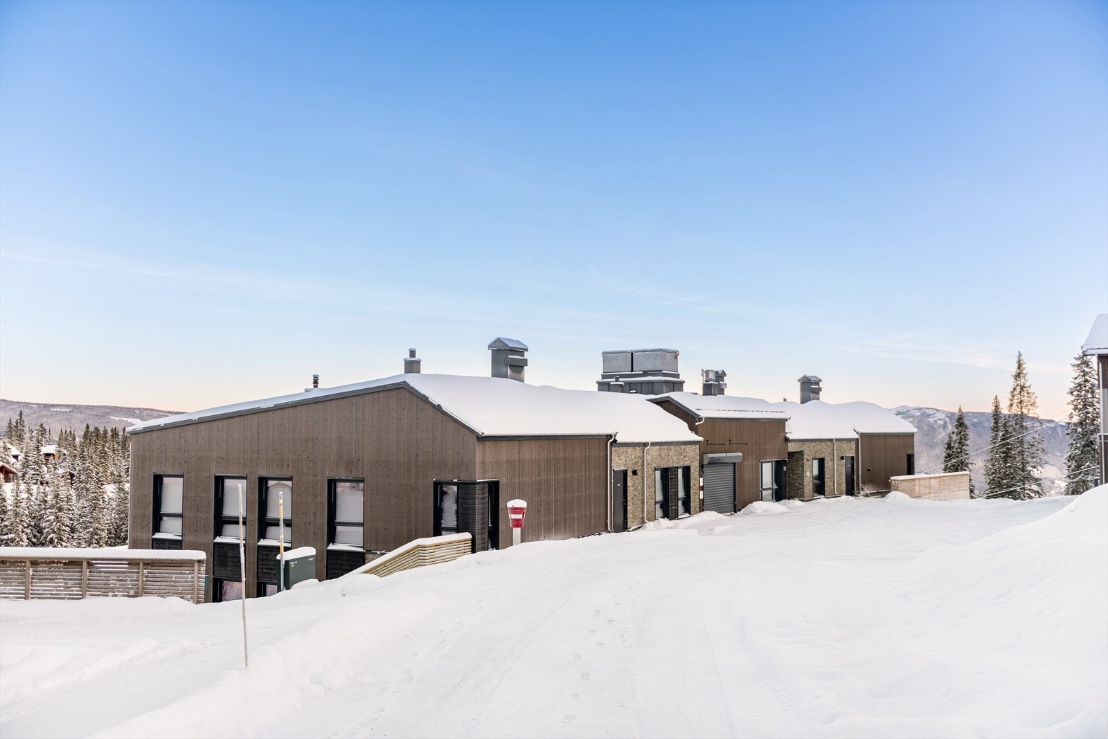 Ekstra parkeringsplass på oversiden av bygget Galleribilde