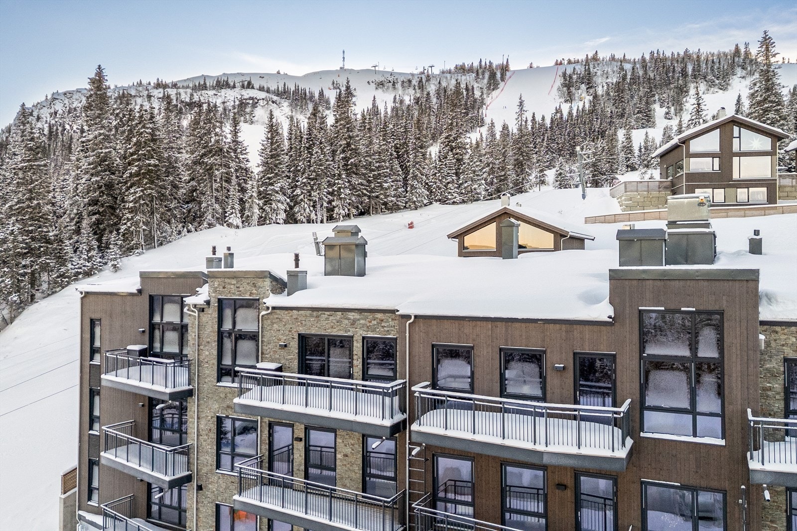 To luftige balkonger på toppen Galleribilde
