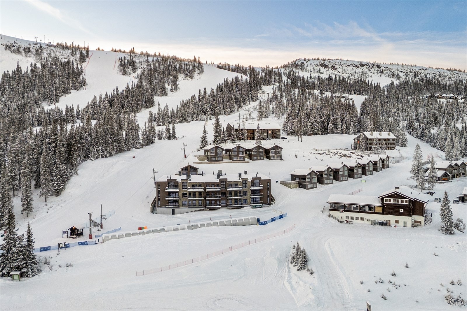 Leilighetsbygget ligger rett ved Fór restaurant og Børson matvarehandel. Galleribilde